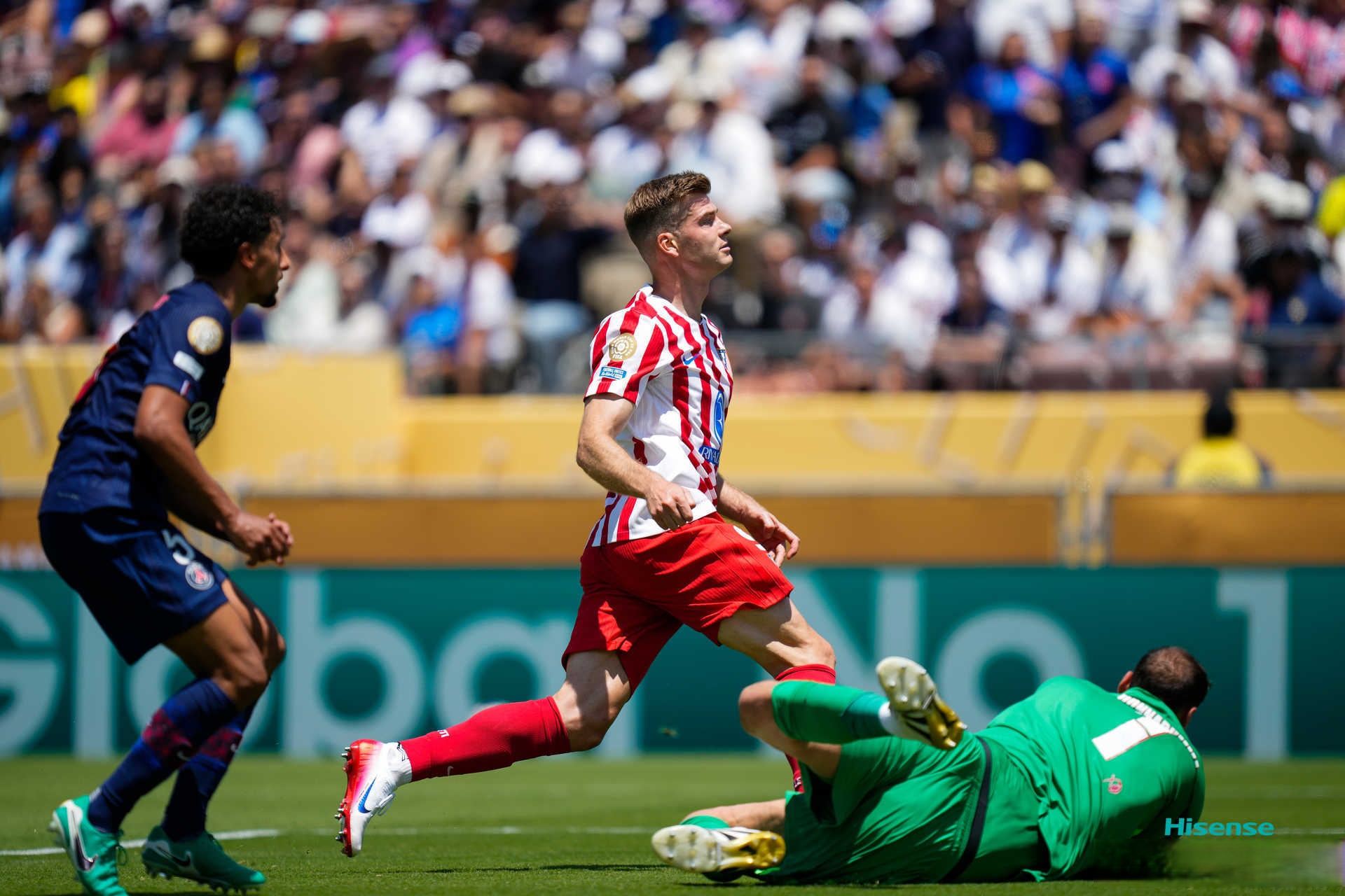 里昂球员争分夺秒，战胜对手在法国甲级联赛中取得成功的简单介绍