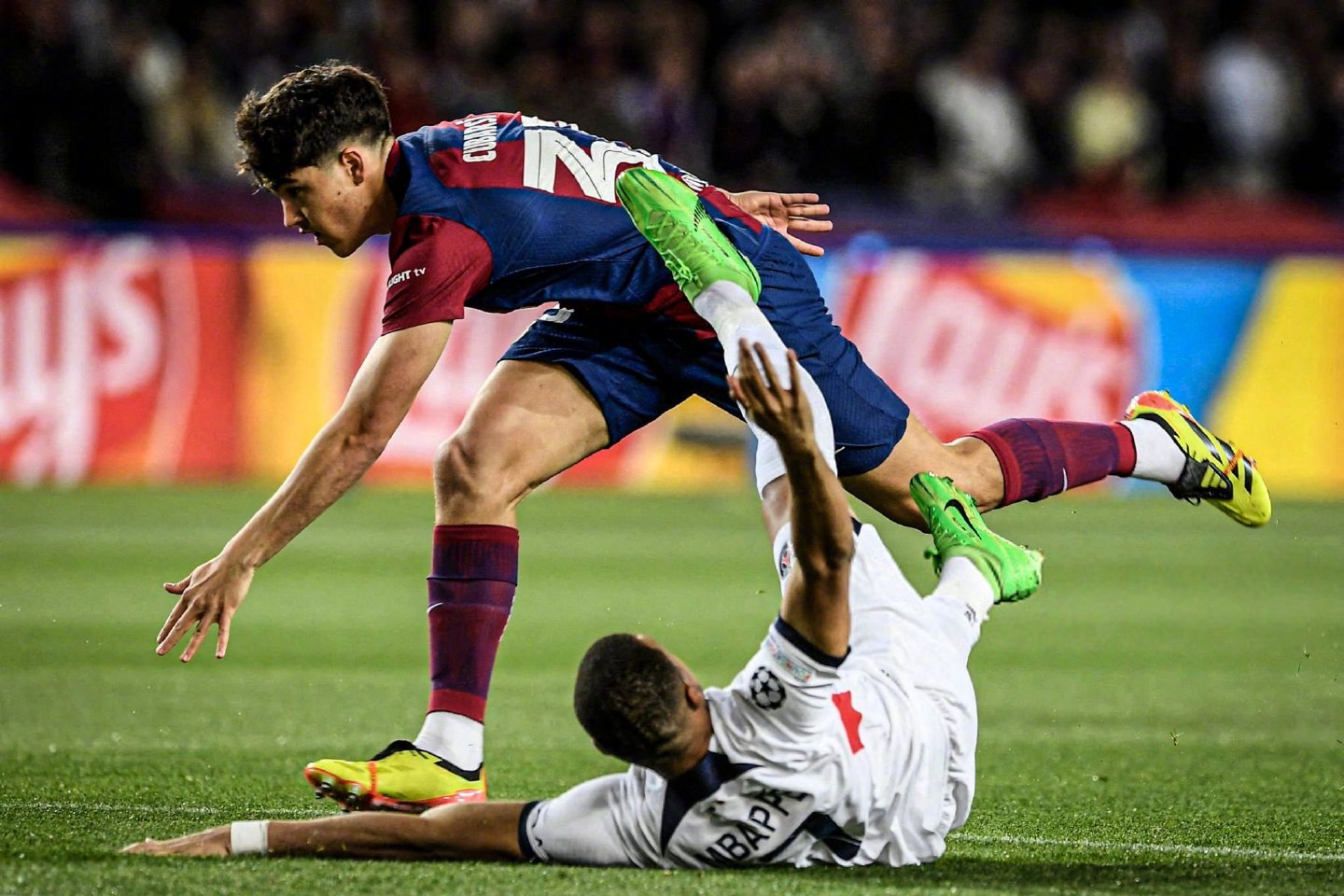 足球比赛中一场惊险对决，胜负难料的简单介绍